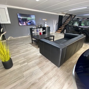youssef, un responsable de service de location de voiture à Le Mans