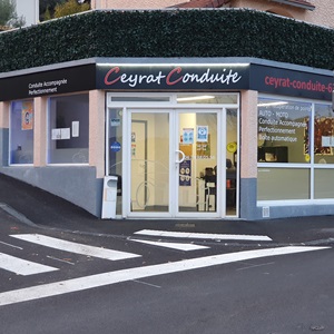kevin, un responsable de centre d'auto école à Lyon