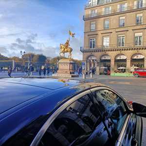 Lounes, un conducteur de taxi à Paris 2ème